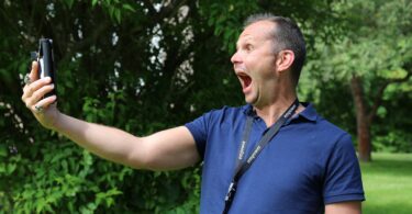 How To Recognize A Narcissist – 11 Warning Signs Someone Is A Narcissist